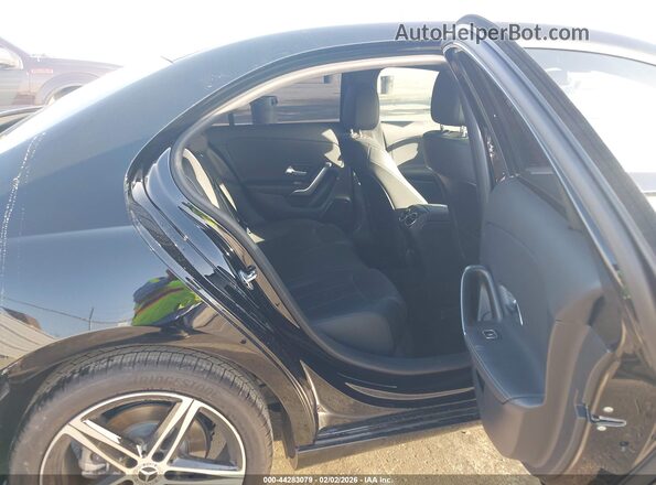 W1K3G4EB5NJ374072 2022 MERCEDES-BENZ A 220 Black Widok naklejki z numerem VIN