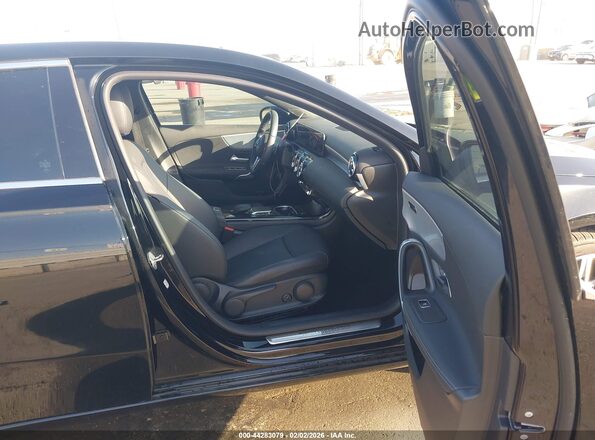 W1K3G4EB5NJ374072 2022 MERCEDES-BENZ A 220 Black Widok wnętrza z przodu