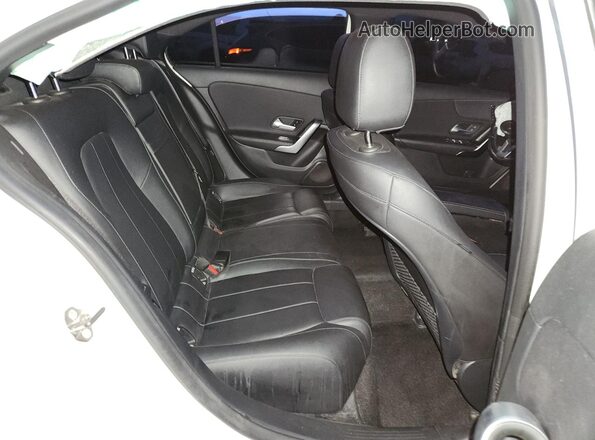 W1K3G4EB8MJ275499 2021 MERCEDES-BENZ A White Vista de los asientos traseros