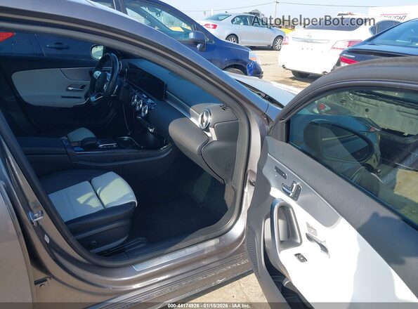 W1K3G4EB9NJ340328 2022 MERCEDES-BENZ A 220 Gray Front interior view