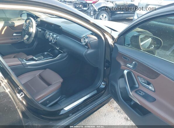 W1K3G5BB0MJ285387 2021 MERCEDES-BENZ AMG A 35 Black Widok wnętrza z przodu