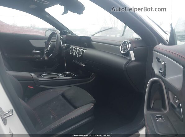 W1K5J4HB0RN472818 2024 MERCEDES-BENZ CLA-CLASS Белый Вид салона спереди