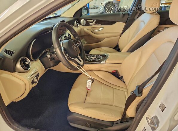 W1KWF8DB3MR633537 2021 MERCEDES-BENZ C White Vista interior delantera