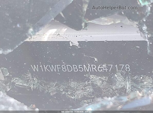 W1KWF8DB5MR647178 2021 MERCEDES-BENZ C-CLASS White Vista del compartimento del motor