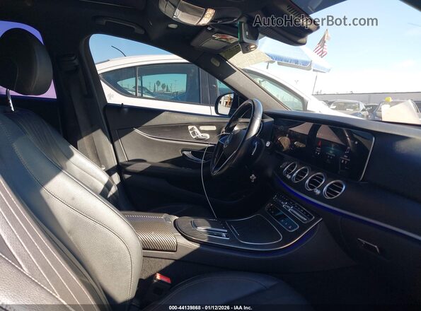 W1KZF8DB1NB027550 2022 MERCEDES-BENZ E-CLASS Черный Вид салона спереди