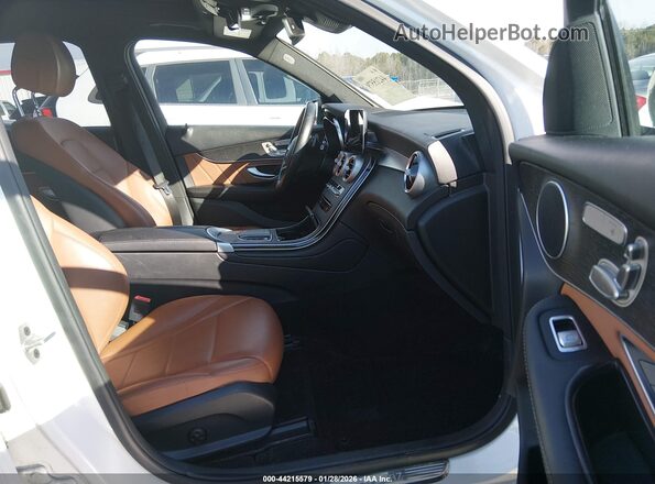W1N0G8EB2NV374679 2022 MERCEDES-BENZ GLC 300 White Вид салону спереду