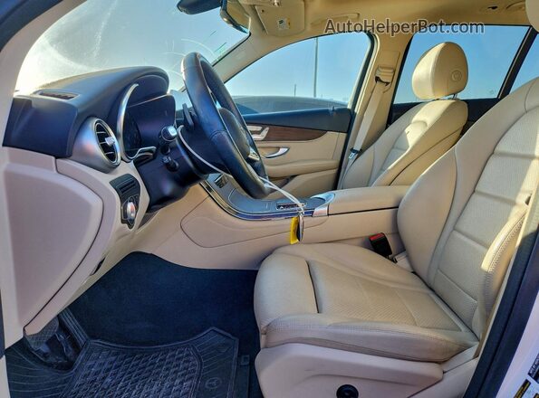 W1N0G8EB8MF889047 2021 MERCEDES-BENZ GLC-CLASS White Widok wnętrza z przodu