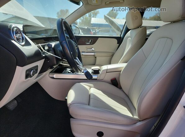 W1N4M4HB3MW128120 2021 MERCEDES-BENZ GLB-CLASS White Front interior view