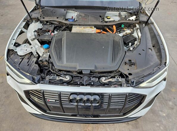 WA11AAGE0NB044353 2022 AUDI E-TRON White Engine compartment view