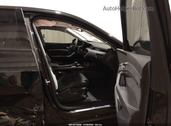 WA13ABGE5NB044055 2022 AUDI E-TRON Black წინა სალონის ხედი