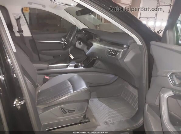 WA1AAAGE3PB004755 2023 AUDI E-TRON Черный Вид салона спереди