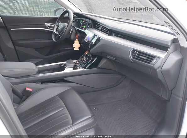 WA1AAAGE5MB014411 2021 AUDI E-TRON White Vista interior delantera