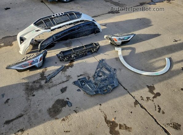 WA1AAAGEXMB021399 2021 AUDI E-TRON White VIN կոդի պիտակի տեսք