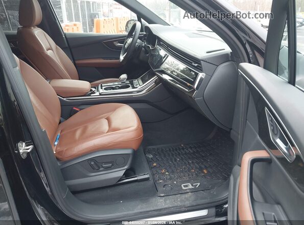 WA1AXBF70PD011951 2023 AUDI Q7 Black Front interior view