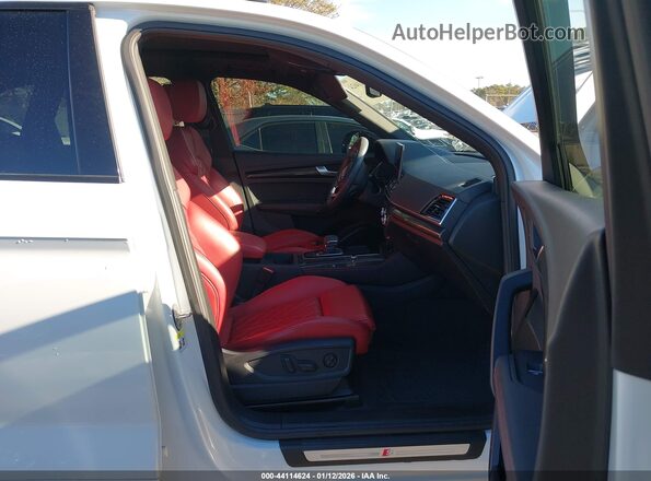 WA1B4AFY2R2042715 2024 AUDI SQ5 White Front interior view