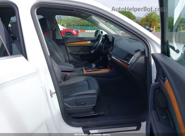 WA1BAAFYXM2019765 2021 AUDI Q5 White Front interior view