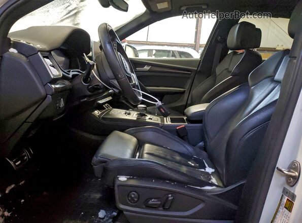 WA1C4AFY6K2000901 2019 AUDI SQ5 White Вид салону спереду