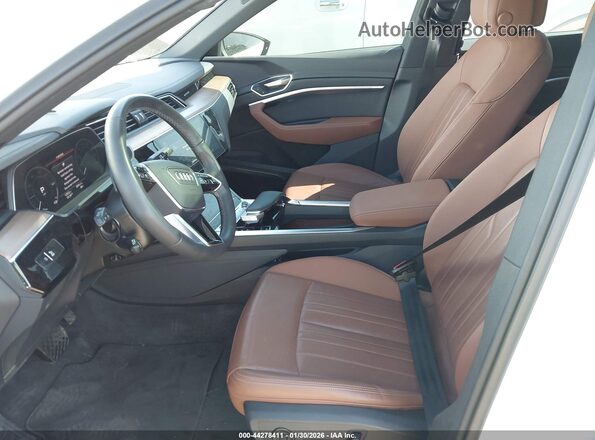 WA1CAAGE6RB024946 2024 AUDI Q8 E-TRON White წინა სალონის ხედი
