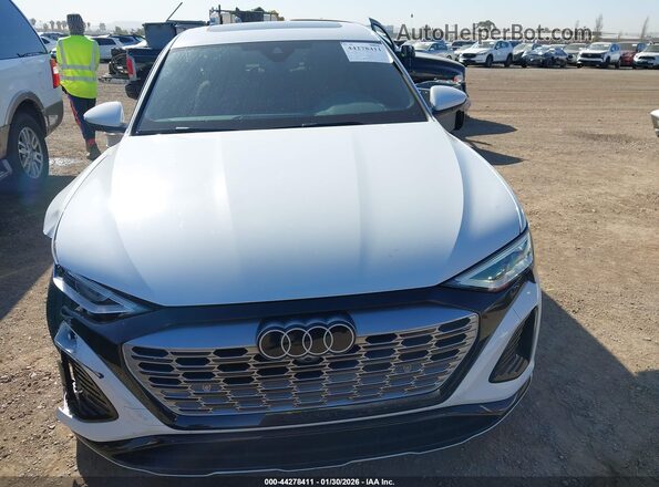 WA1CAAGE6RB024946 2024 AUDI Q8 E-TRON White ხელსაწყოთა პანელის ხედი