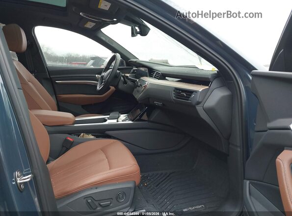 WA1CAAGE7RB039374 2024 AUDI Q8 E-TRON Blue Вид салону спереду