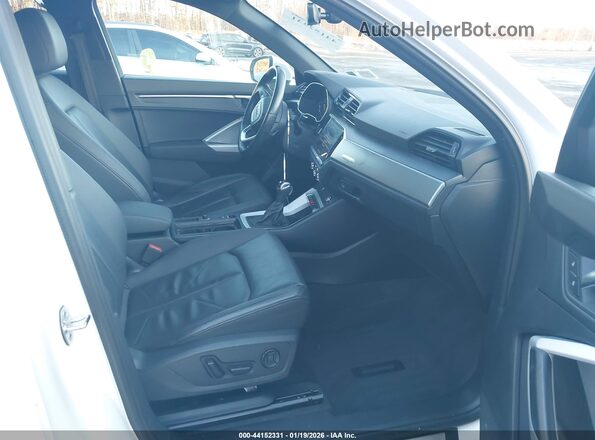 WA1DECF38P1105986 2023 AUDI Q3 White Вид салону спереду