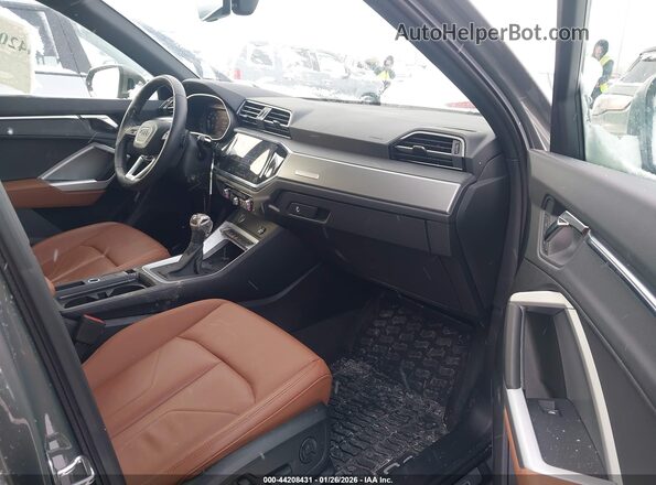 WA1EECF31R1174302 2024 AUDI Q3 Gray Front interior view