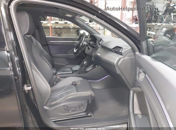 WA1EECF33M1132867 2021 AUDI Q3 Черный Вид салона спереди