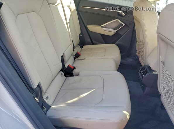 WA1EECF34L1041668 2020 AUDI Q3 White Vista de los asientos traseros