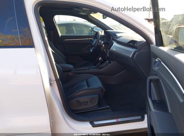 WA1EECF35N1130121 2022 AUDI Q3 White Front interior view