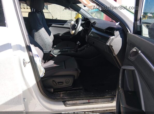 WA1EECF37S1108522 2025 AUDI Q3 White Front interior view