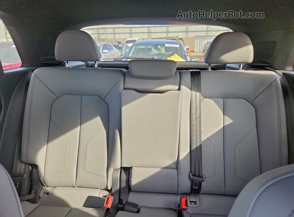 WA1EECF38P1042117 2023 AUDI Q3 Gray Widok tylnych siedzeń