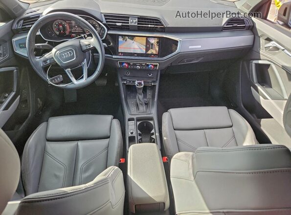 WA1EECF38P1042117 2023 AUDI Q3 Gray Widok deski rozdzielczej