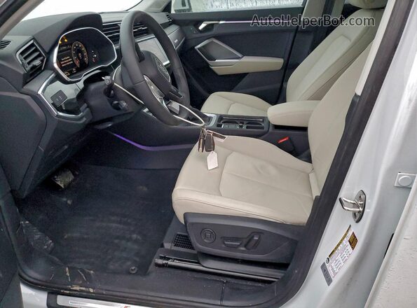 WA1EECF3XS1028535 2025 AUDI Q3 White Вид салону спереду