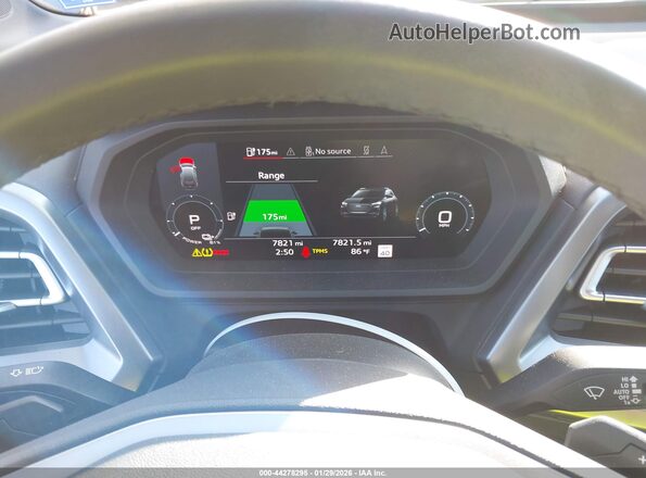 WA1KUBFZ8TP001403 2026 AUDI Q4 Gray Widok tylnych siedzeń