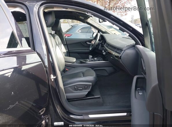 WA1LAAF79KD040040 2019 AUDI Q7 Black Front interior view