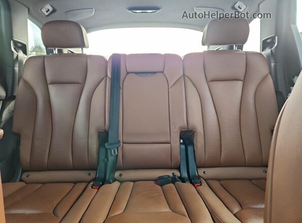 WA1LCBF72PD009994 2023 AUDI Q7 White Vista de los asientos traseros