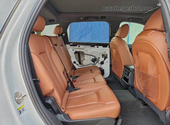 WA1LCBF72PD009994 2023 AUDI Q7 White Vista interior trasera