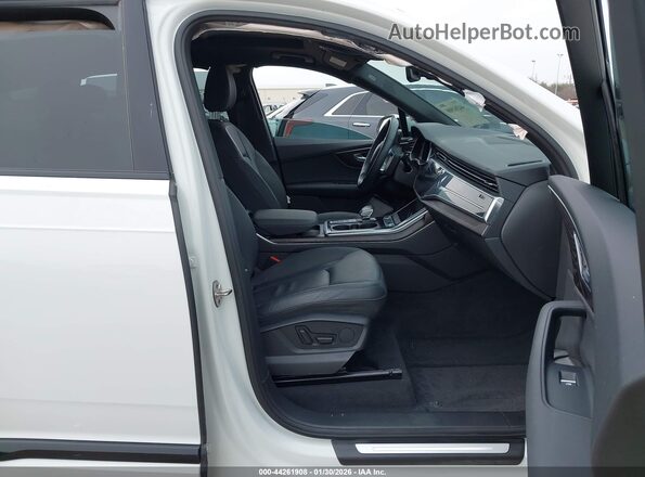 WA1LJAF7XMD031494 2021 AUDI Q7 White Front interior view