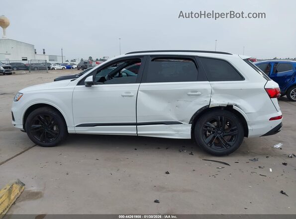 WA1LJAF7XMD031494 2021 AUDI Q7 White 360 interior view