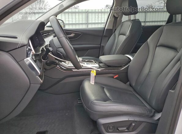 WA1LXBF71PD005763 2023 AUDI Q7 White Вид салону спереду