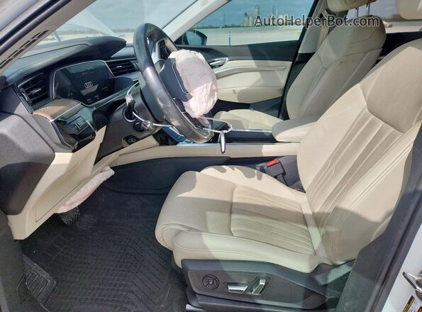 WA1VABGE8MB020792 2021 AUDI E-TRON Белый Вид салона спереди