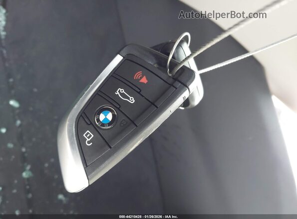 WBA13AG08PCN19052 2023 BMW 5 SERIES Red Widok deski rozdzielczej