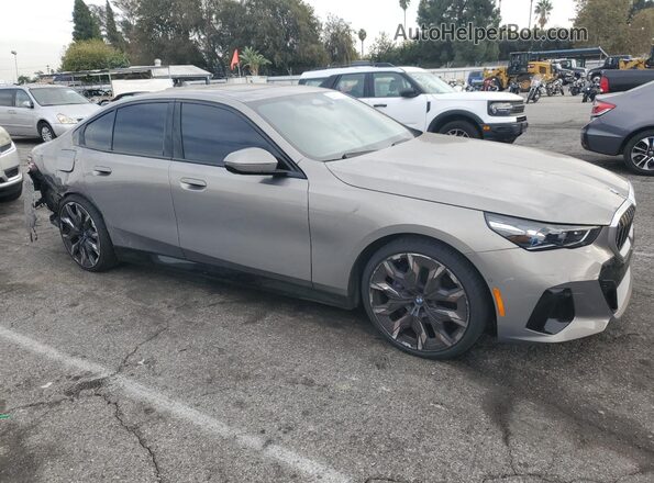 WBA43FJ02RCP69666 2024 BMW 5 SERIES Серый Передняя правая четверть