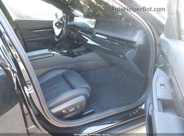 WBA43FJ08SCU32067 2025 BMW 5 SERIES Black Սալոնի դիմացի տեսք