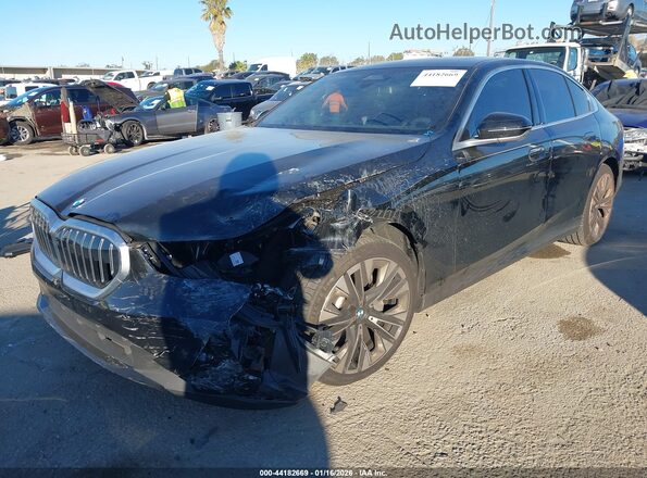 WBA43FJ08SCU32067 2025 BMW 5 SERIES Black Առջևի ձախ երեք քառորդ տեսարան