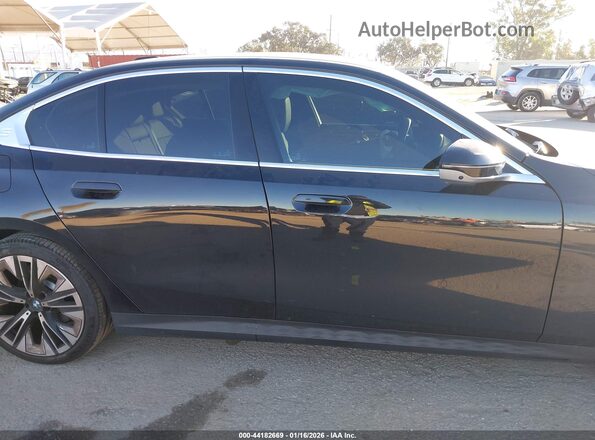 WBA43FJ08SCU32067 2025 BMW 5 SERIES Black Սալոնի հետևի տեսք