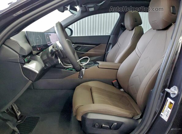 WBA43FJ0XTCW39271 2026 BMW 5 SERIES Gray Widok wnętrza z przodu