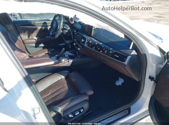 WBA53BH09NWX80529 2022 BMW 5 SERIES Белый Вид салона спереди