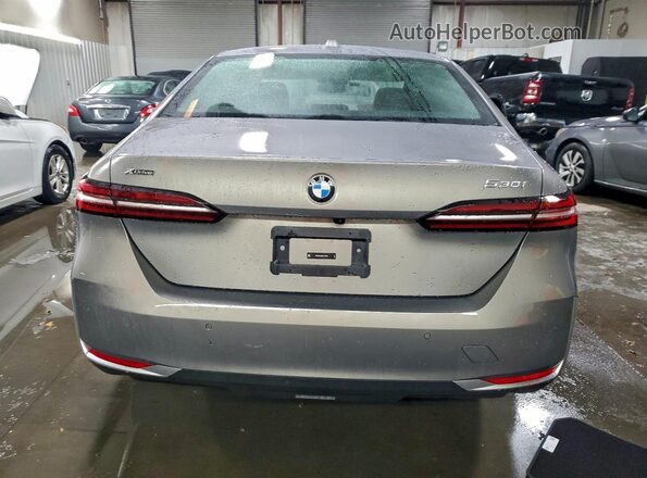 WBA53FJ09SCT37926 2025 BMW 5 SERIES Silver Вид ззаду