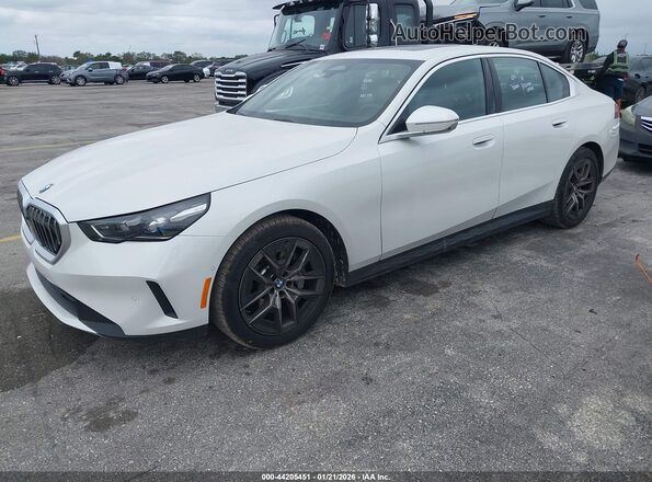 WBA53FJ09TCW39573 2026 BMW 5 SERIES White Vista tres cuartos delantera izquierda